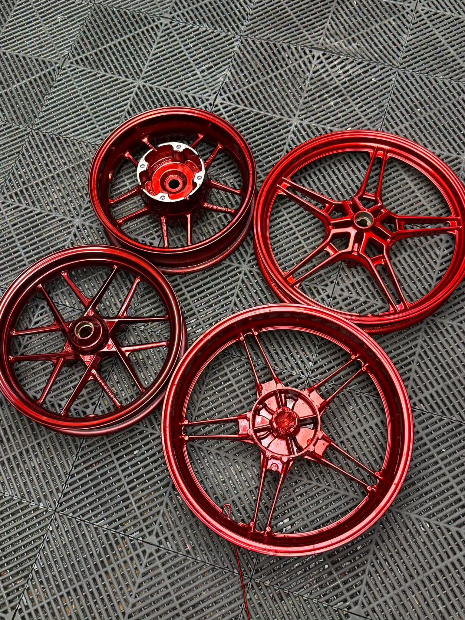 Red-finished motorcycle wheels from Herco Detailing Garage’s photo gallery